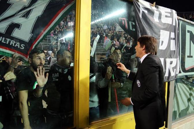 Conte va a parlare con i tifosi per placare gli animi dopo le intemperanze che hanno fatto sospendere Atalanta-Juve. LaPresse